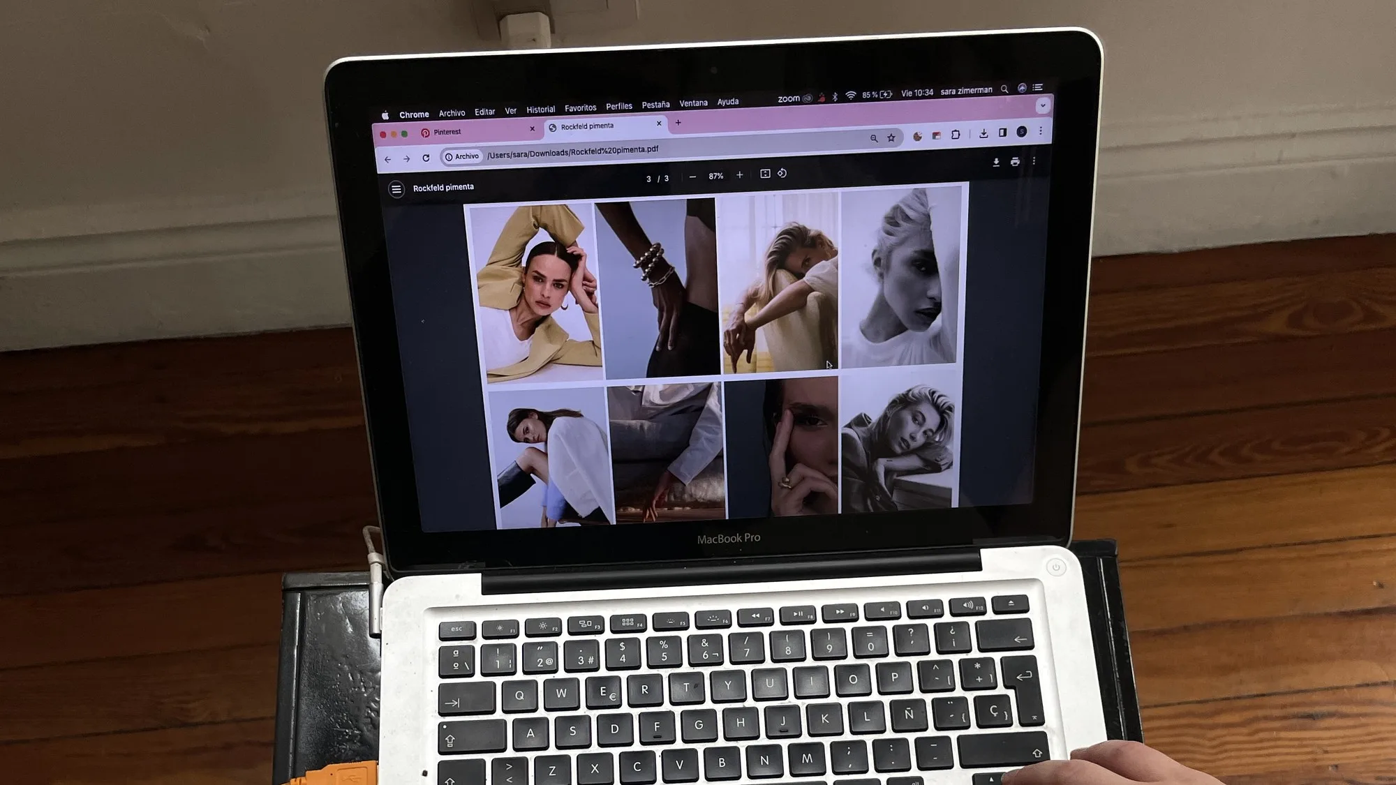 Backstage de una producción: laptop con el moodboard de Rockfeld